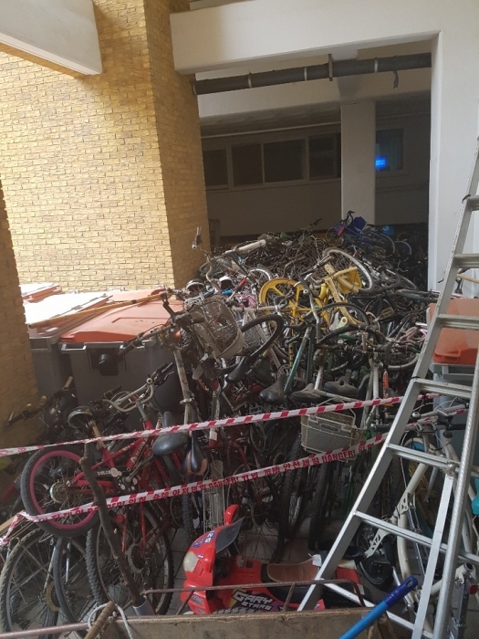 2일 오전 11시께 송도국제도시 A 아파트단지 계단 아래 수십대의 폐자전거가 접근을 방지하는 안전시설 하나 없이 한데 엉켜 있다.