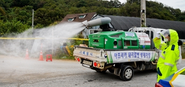 국내 10번째로 아프리카돼지열병(ASF)이 발생한 2일 오후 파주시 파평면의 한 양돈농가입구에서 방역관계자들이 소독활동을 펼치고 있다. 윤원규기자