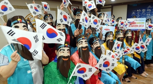 단기 4352년 개천절을 하루 앞둔 2일 수원 경기국학원에서 정길영 경기도국학기공협회장, 박명준 수원시국학원장 및 관계자들이 단군왕검 의상과 가면을 착용하고  태극기를 흔들며 개천절을 기념하고 있다. 경기국학원은 3일 수원, 용인, 안산 고양 등 각 시군별로 개천문화국민대축제를 일제히 진행할 예정이다. 김시범기자