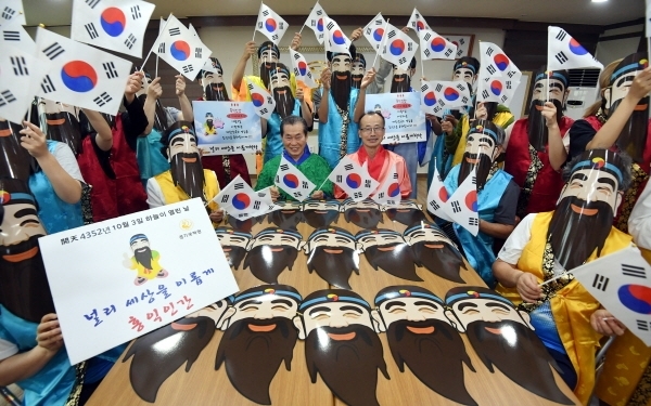 단기 4352년 개천절을 하루 앞둔 2일 수원 경기국학원에서 정길영 경기도국학기공협회장, 박명준 수원시국학원장 및 관계자들이 단군왕검 의상과 가면을 착용하고  태극기를 흔들며 개천절을 기념하고 있다. 경기국학원은 3일 수원, 용인, 안산 고양 등 각 시군별로 개천문화국민대축제를 일제히 진행할 예정이다. 김시범기자