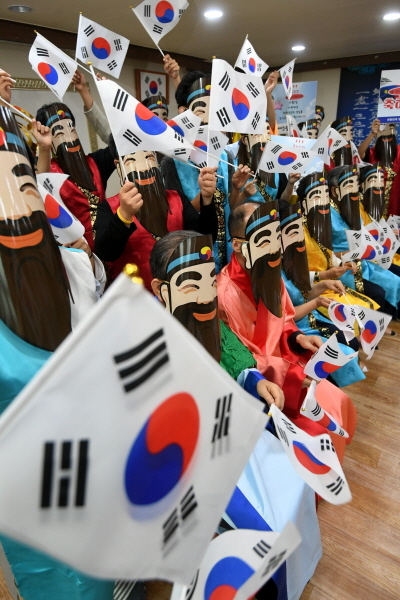 단기 4352년 개천절을 하루 앞둔 2일 수원 경기국학원에서 정길영 경기도국학기공협회장, 박명준 수원시국학원장 및 관계자들이 단군왕검 의상과 가면을 착용하고  태극기를 흔들며 개천절을 기념하고 있다. 경기국학원은 3일 수원, 용인, 안산 고양 등 각 시군별로 개천문화국민대축제를 일제히 진행할 예정이다. 김시범기자