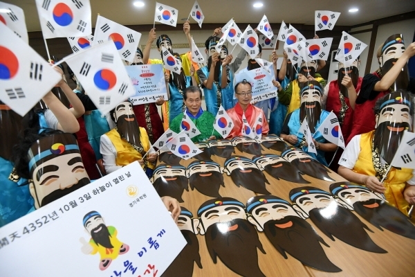 단기 4352년 개천절을 하루 앞둔 2일 수원 경기국학원에서 정길영 경기도국학기공협회장, 박명준 수원시국학원장 및 관계자들이 단군왕검 의상과 가면을 착용하고  태극기를 흔들며 개천절을 기념하고 있다. 경기국학원은 3일 수원, 용인, 안산 고양 등 각 시군별로 개천문화국민대축제를 일제히 진행할 예정이다. 김시범기자
