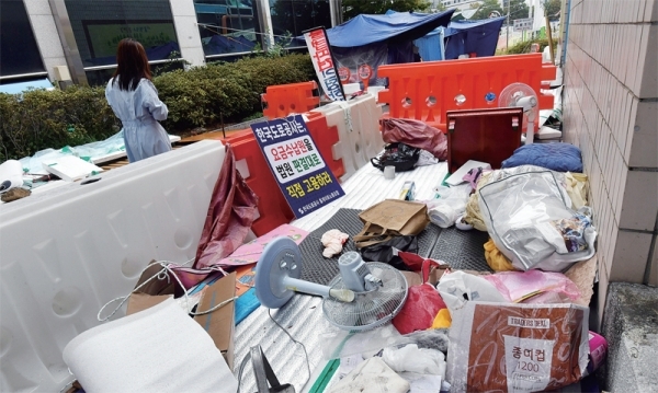 톨게이트 요금 수납 노동자들이 정규직 전환을 요구하며 점거농성을 벌이다 떠난 성남시 분당구 궁내동 한국도로공사 서울영업소 주변이 2일 온갖 가전제품과 천막‚ 시위용품 등이 버려진 채 방치돼 있다. 전형민기자