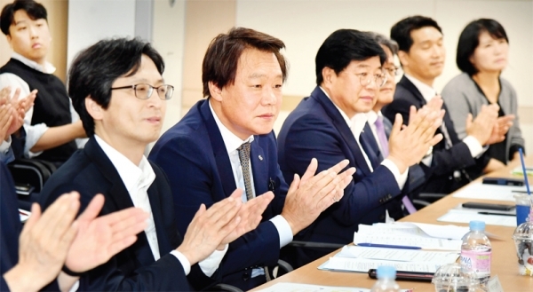 2일 경기도 서민금융복지지원센터에서 열린 ‘추심없는 채무조정 수혜자 초청 현장간담회’에서 한국자산관리공사 천정우 가게지원본부장, 김구영 경기지역본부장, 수혜자, 전국 13개 금융복지상담센터 관계자 등 참석자들이 관련 사업 발전방향 등에 대해 논의하고 있다. 전형민기자
