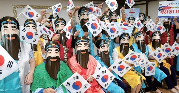 단기 4352년 개천절을 하루 앞둔 2일 수원 경기국학원에서 정길영 경기도국학기공협회장, 박명준 수원시국학원장 등 관계자들이 단군할아버지 가면과 의상을 착용한 채 태극기를 흔들며 개천절을 기념하고 있다. 경기국학원은 3일 수원, 용인, 안산, 고양 등 지부별로 개천문화국민대축제를 일제히 진행할 예정이다. 김시범기자