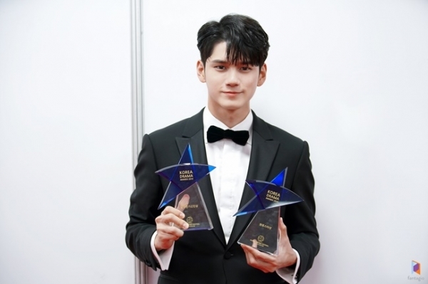 가수 겸 배우 옹성우가 '2019 코리아드라마어워즈'에서 2관왕을 차지했다. 판타지오