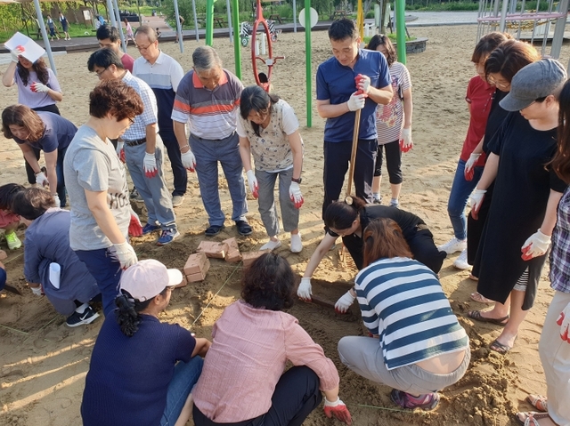 군포시가 운영하는 조경ㆍ생태대학 4기생인 시민들이 현장실습을 하고 있다.