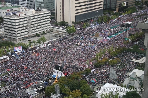 3일 오후 광화문광장 주변에서 자유한국당 관계자와 범보수단체 등이 개최한 집회 모습. 연합뉴스