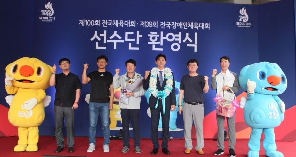 제100회 전국체육대회에서 종합우승 18연패 달성에 도전하는 경기도선수단 박상현 총감독(오른쪽 3번째) 등 본부임원들이 3일 오후 결전지 서울에 도착, 잠실실내체육관 앞에 마련된 환영식장에 참석 필승을 다짐하고 있다.경기도체육회 제공
