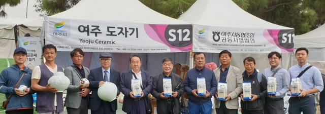 ▲ 대왕님표 여주쌀과 도자기 우수성을 홍보하고 있는 여주시 해외시장 개척단