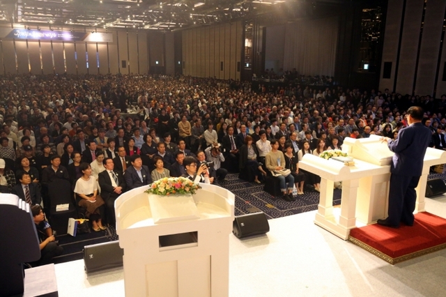 ▲ 신천지예수교 이만희 총회장이 4일 오후 서울 그랜드 인터컨티넨탈 파르나스 호텔에서 열린 ‘주재림과 추수확인 대집회’에서 ‘하나님의 새 일 창조 목적과 약속’이란 주제로 말씀을 전하고 있다.