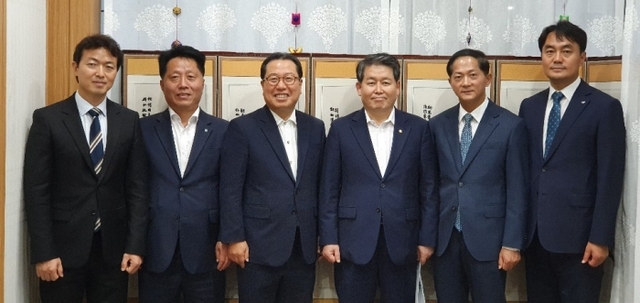 지난 4일 3기 신도시 협의회가 김경협 의원을 만나 양도세 감면 확대를 건의한 뒤 기념촬영을 갖고 있다. (왼쪽부터 김종천 과천시장‚ 장덕천 부천시장‚ 조광한 남양주시장‚ 김경협 의원‚ 이재준 고양시장‚ 김상호 하남시장) 과천시 제공
