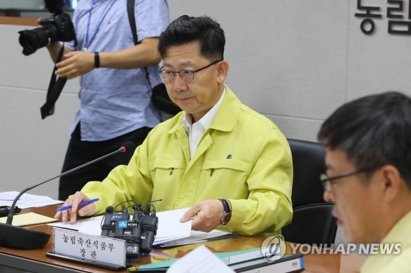 지난달 30일 정부세종청사 농림축산식품부 아프리카돼지열병 방역상황실에서 열린 일일 점검회의에 김현수 농림축산식품부 장관이 자료를 살피고 있는 모습. 연합뉴스