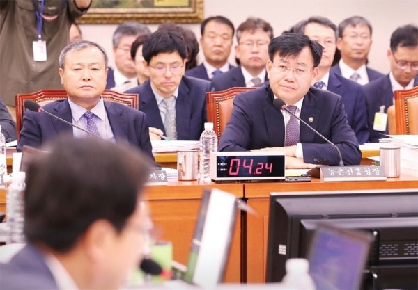 7일 오후 열린 국회 농림축산식품해양수산위원회의 농촌진흥청, 농림식품기술기획평가원 등의 국정감사에서 김경규 농촌진흥청장(오른쪽)이 의원들의 질의를 경청하고 있다. 연합뉴스