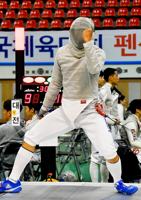 7일 오후 서울 한양대학교 서울캠퍼스 올림픽체육관에서 열린 제100회 전국체전 펜싱 사브르 남자 일반부 단체전 결승 경기에서 우승한 하한솔(성남시청)선수가 공격하고 있다 . 윤원규기자