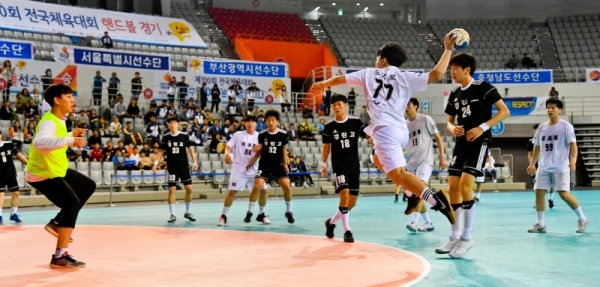 7일 오후 서울 SK올림픽핸드볼경기장에서 열린 제1000회 전국체전 핸드볼 남자 고등부 준준결승 경기에서 남지호(남한고 )선수가 대구 경원고 선수들의 수비를 뚫고 공격하고 있다 . 윤원규기자