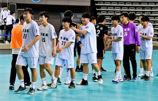7일 오후 서울 SK올림픽핸드볼경기장에서 열린 제1000회 전국체전 핸드볼 남자 고등부 준준결승 경기에서 남한고 선수들이 승리 후 대구 경원고 선수들과 인사하고 있다 . 윤원규기자