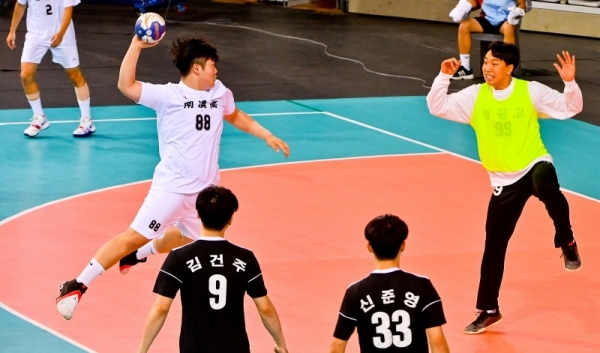 7일 오후 서울 SK올림픽핸드볼경기장에서 열린 제100회 전국체전 핸드볼 남자 고등부 준준결승 경기에서 문찬혁(남한고 )선수가 대구 경원고 선수의 수비를 뚫고 공격하고 있다 . 윤원규기자