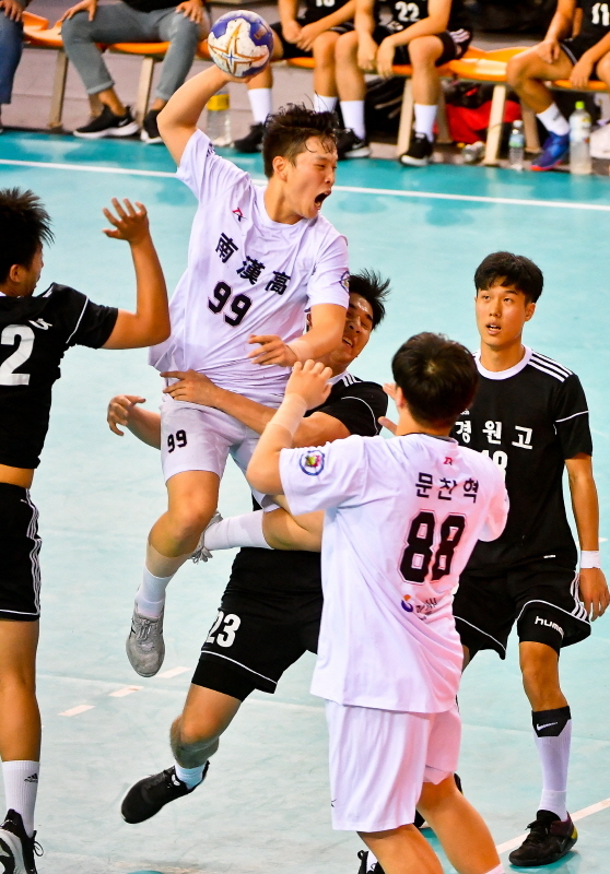 7일 오후 서울 SK올림픽핸드볼경기장에서 열린 제1000회 전국체전 핸드볼 남자 고등부 준준결승 경기에서 나의찬(남한고 )선수가 대구 경원고 선수의 수비를 뚫고 공격하고 있다 . 윤원규기자