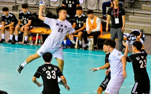 7일 오후 서울 SK올림픽핸드볼경기장에서 열린 제1000회 전국체전 핸드볼 남자 고등부 준준결승 경기에서 이혁규(남한고 )선수가 대구 경원고 선수의 수비를 뚫고 공격하고 있다 . 윤원규기자