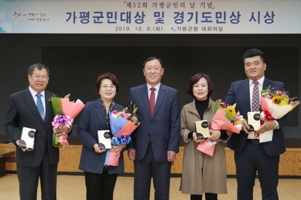 왼쪽부터 최승성, 이해옥, 군수, 정인선, 양재성