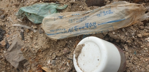 화성시 반정동 아파트 사업부지에서 발견된 폐기물이 수원 소재 업체로 드러났다. 이상문기자