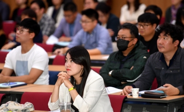 ‘2019년 3차  경기도 기술개발사업 추진계획 설명회’가 8일 성남시 경제창조경제혁신센터에서 열려 참석자들이 일본 수출무역 규제에 대응하기 위한 소재, 부품, 장비 기술개발 및 국산화사업 추진계획 등에 대한 설명을 듣고 있다.전형민기자