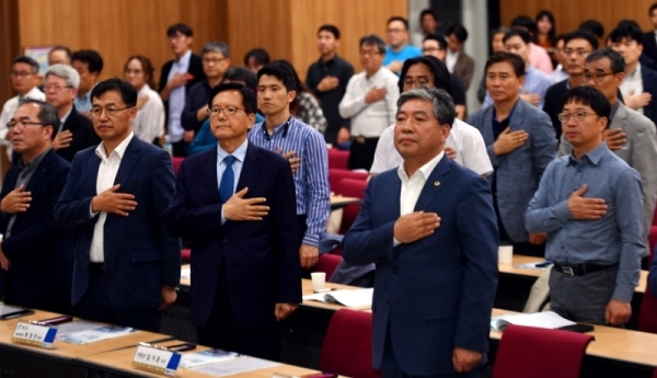 ‘2019년 3차  경기도 기술개발사업 추진계획 설명회’가 8일 성남시 경제창조경제혁신센터에서 열려 송한준 경기도의회 의장, 김기준 경기도경제과학진흥원장 등 참석자들이 국민의례를 하고 있다.전형민기자