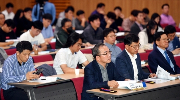 ‘2019년 3차  경기도 기술개발사업 추진계획 설명회’가 8일 성남시 경제창조경제혁신센터에서 열려 참석자들이 일본 수출무역 규제에 대응하기 위한 소재, 부품, 장비 기술개발 및 국산화사업 추진계획 등에 대한 설명을 듣고 있다.전형민기자