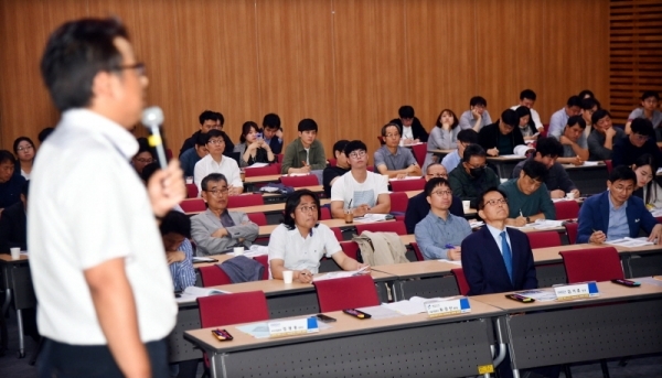 ‘2019년 3차  경기도 기술개발사업 추진계획 설명회’가 8일 성남시 경제창조경제혁신센터에서 열려 참석자들이 일본 수출무역 규제에 대응하기 위한 소재, 부품, 장비 기술개발 및 국산화사업 추진계획 등에 대한 설명을 듣고 있다.전형민기자