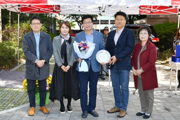 염태영 시장이 감사패를 받고 기념촬영을 하고 있다.