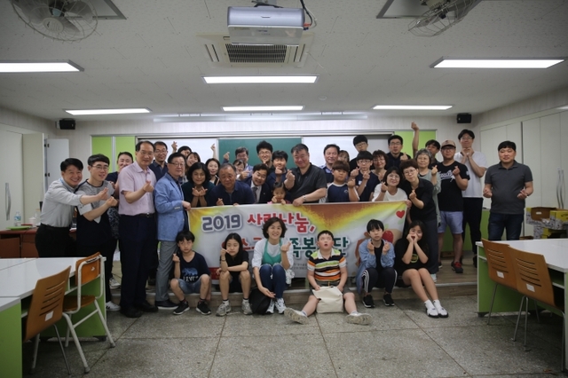 지난 6월8일 인천 연수구 선학·연수 영구임대주택에서 박인서 인천도시공사 사장과 사랑나눔 가족봉사단이 홀몸 어르신들께 가가호호 방문해 직접 만든 반찬을 전달하는 나눔봉사활동을 펼쳤다. 인천도시공사 제공