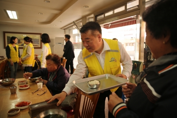 지난 5월 7일 어버이날을 앞두고 인천의 한 무료급식소를 방문한 박인서 인천도시공사 사장과 임직원들이 어르신들을 상대로 배식 봉사 활동을 하고 있다. 인천도시공사 제공