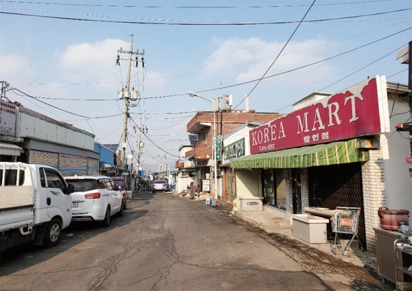 인기척이 없고 상점에 영문간판만 휑하게 걸려 있는 캠프 스탠리 옆 기지촌 거리.