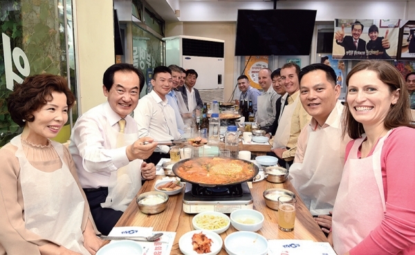 안병용 의정부시장이 미군관계자들과 부대찌개로 식사를 하고 있다.