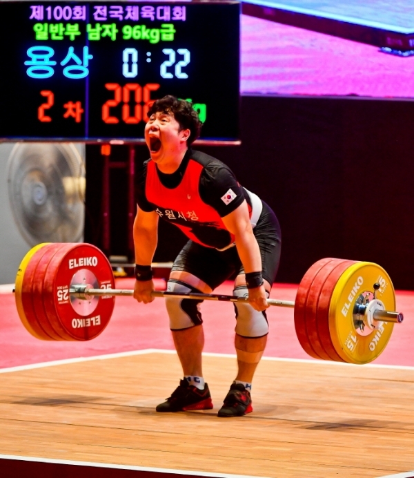9일 오후 서울 올림픽공원 역도경기장에서 열린 제100회 전국체전 역도 남자 일반부 96kg 결승전에서 용상 1위 한정훈(수원시청)선수가 용상2차를 시도하고 있다. 윤원규기자
