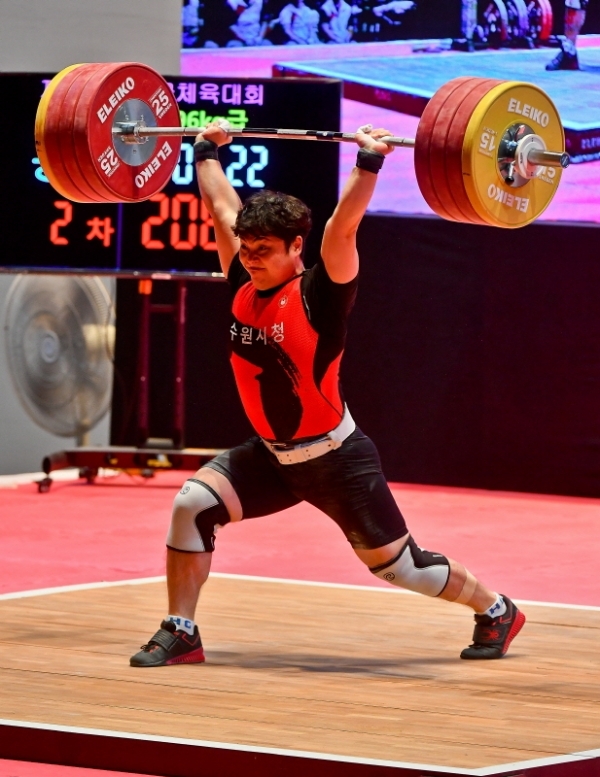 9일 오후 서울 올림픽공원 역도경기장에서 열린 제100회 전국체전 역도 남자 일반부 96kg 결승전에서 용상 1위 한정훈(수원시청)선수가 용상2차를 시도하고 있다. 윤원규기자