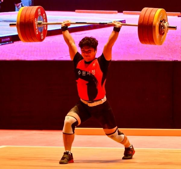 9일 오후 서울 올림픽공원 역도경기장에서 열린 제100회 전국체전 역도 남자 일반부 96kg 결승전에서 용상 1위 한정훈(수원시청)선수가 용상3차 시도를 성공하고 있다. 윤원규기자
