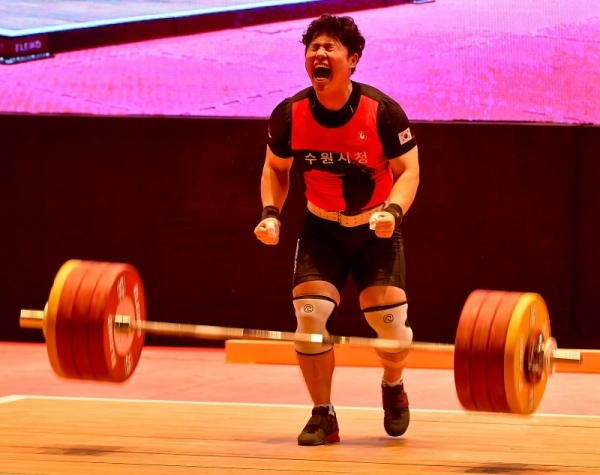 9일 오후 서울 올림픽공원 역도경기장에서 열린 제100회 전국체전 역도 남자 일반부 96kg 결승전에서 용상 1위 한정훈(수원시청)선수가 용상3차 시도를 성공 후 환호하고 있다. 윤원규기자