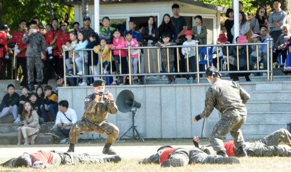9일 오전 인천 부평구 육군 제17보병사단에서 열린 '호국문예행사'에서 시민들이 특공무술 시범을 관람하고 있다.조주현기자