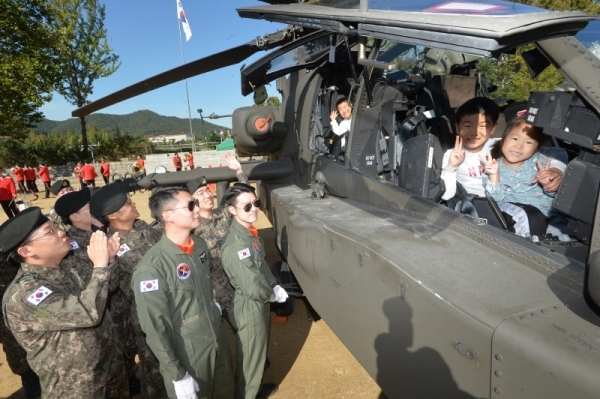 9일 오전 인천 부평구 육군 제17보병사단에서 열린 '호국문예행사'에서 어린이들이 대형 공격헬기 AH-64E(아파치가디언)에 올라 기념촬영을 하고 있다.조주현기자