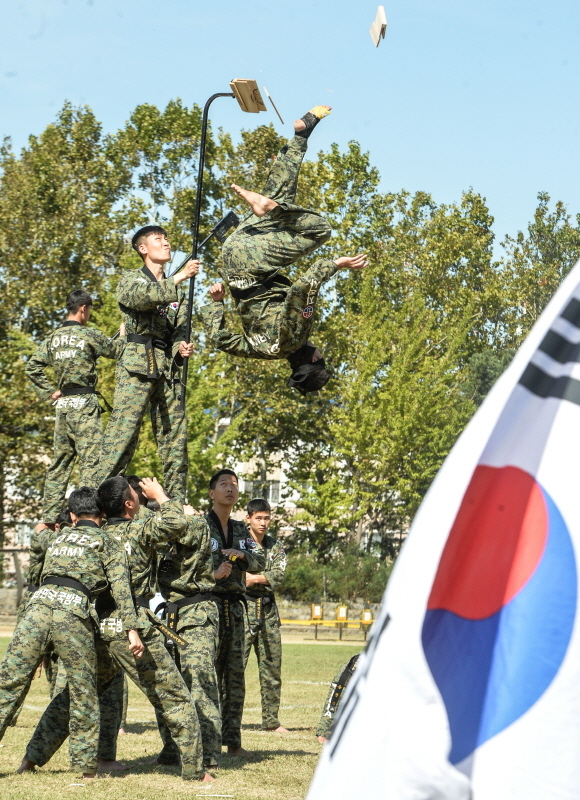 9일 오전 인천 부평구 육군 제17보병사단에서 열린 '호국문예행사'에서 지상작전사령부 태권도 시범단이 격파 시범을 선보이고 있다.조주현기자
