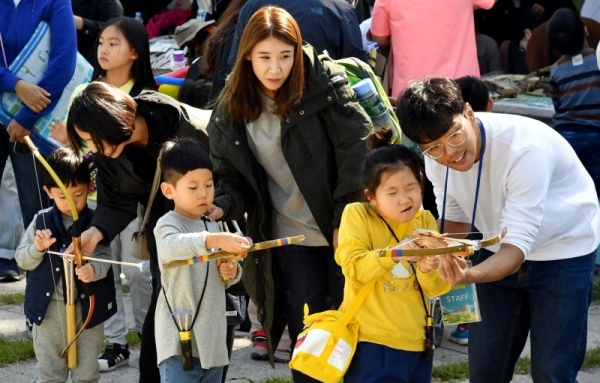 한글날인 9일 수원시 영통구 수원광교박물관 야외 마당에서 열린 ‘이웃과 함께하는 가을문화축제’에서  어린이들이 활쏘기 체험을 하며 즐거워 하고 있다 전형민기자