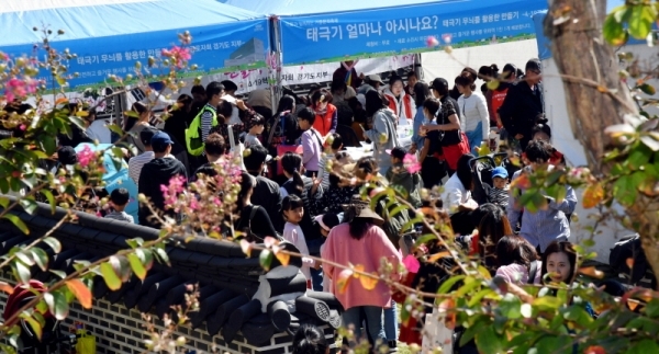 한글날인 9일 수원시 영통구 수원광교박물관 야외 마당에서 열린 ‘이웃과 함께하는 가을문화축제’에서 시민들이 아름다운 한글의 멋을 느낄 수 있는 손글씨(캘리그라피) 체험, 태극기를 활용한 생활용품 만들기 등 가족과 함께 다체로운 체험행사를 즐기고 있다 전형민기자