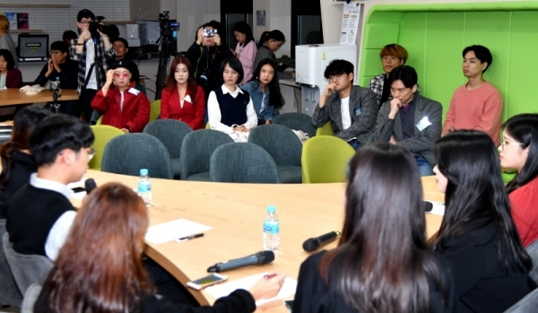 경기도 주요정책 홍보 활성화를 위한 ‘경기지역화폐ㆍ청년기본소득 우리가 알려줌쇼 토크콘서트’가 8일 고양시 덕양구 화정동 고양청취다방 ‘소통공간’에서 열려 참석자들이 “경기지역화페, 청년기본소득 사례공유와 미래 전략 탐색” 등에 대해 대화를 나누고 있다.전형민기자