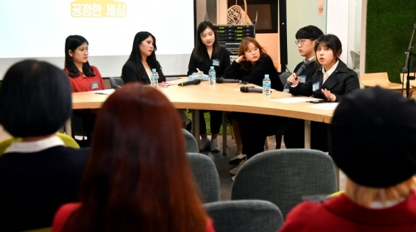 경기도 주요정책 홍보 활성화를 위한 ‘경기지역화폐ㆍ청년기본소득 우리가 알려줌쇼 토크콘서트’가 8일 고양시 덕양구 화정동 고양청취다방 ‘소통공간’에서 열려 참석자들이 “경기지역화페, 청년기본소득 사례공유와 미래 전략 탐색” 등에 대해 대화를 나누고 있다.전형민기자