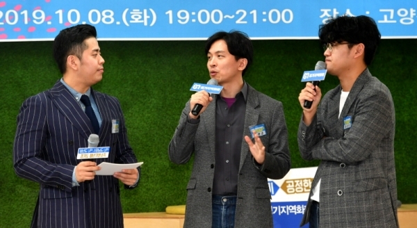 ‘경기지역화폐ㆍ청년기본소득 우리가 알려줌쇼 토크콘서트’가 8일 고양시 덕양구 화정동 고양청취다방 ‘소통공간’에서 열려 김영준 경제칼럼리스트가 특강을 하고 있다.전형민기자