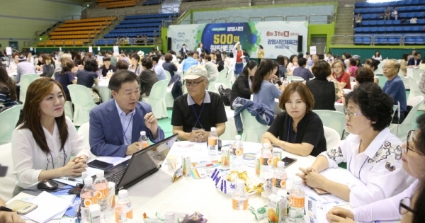 지난 8월 31일 광명시민체육관에서 광명시민 500인 원탁토론회가 개최됐다(박승원 광명시장이 원탁을 돌며 시민들과 토론을 하고 있다). 광명시 제공