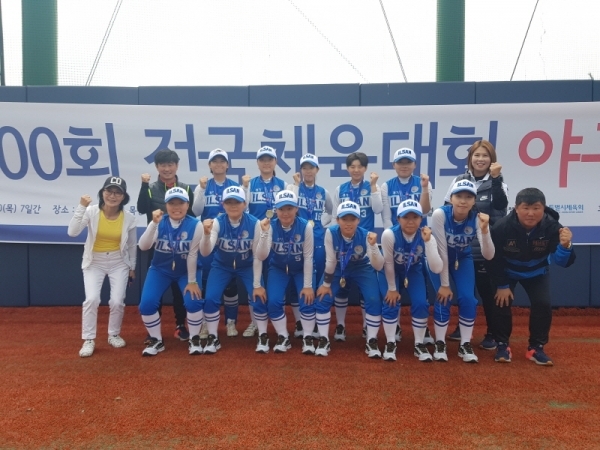 10일 제100회 전국체육대회 야구소프트볼 여고부에서 창단 첫 우승을 차지한 일산국제컨벤션고