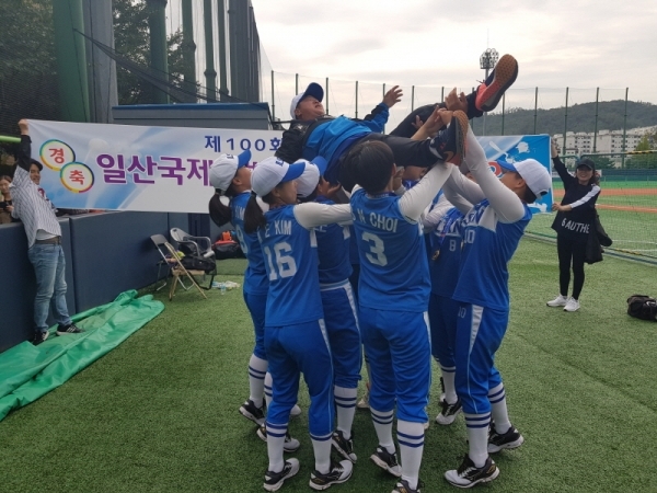 제100회 전국체육대회 마지막날인 10일 서울 신월야구공원에서 열린 제100회 전국체육대회 야구소프트볼 여고부에서 창단 첫 우승을 차지한 일산국제컨벤션고 선수들이 허미진 감독을 헹가래치고 있다.